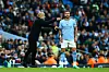 Kyle Walker bekommt Anweisungen von seinem Trainer Pep Guardiola.