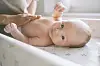 Ein Baby liegt auf einem Wickeltisch