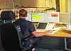 Ein Calltaker der Feuerwehr an seinem Arbeitsplatz (Archivfoto).