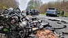 Die Trümmer eines Motorblocks liegen verstreut vor zwei Unfallwagen. Bei einer Frontalkollision zweier Autos sind sieben Menschen schwer verletzt worden.