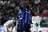 Romelu Lukaku jubelt mit Militärgruß und Zeigefinger auf dem geschlossenen Mund.