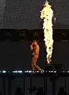 The Kid Laroi auf der Bühne vor einer Flamme