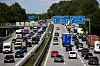 Autos auf der Autobahn A1 in Richtung Norden zwischen dem Kreuz Hamburg-Süd und Stillhorn