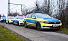 Einsatzfahrzeuge der Polizei Hannover stehen am Straßenrand. (Symbolbild)