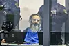 Der Angeklagte Taleb al-Abdulmohsen sitzt zu Prozessbeginn in einem kugelsicheren Glaskasten im Gerichtssaal
