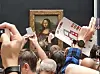 Ein Mitarbeiter des Louvre wischt den Sahnekuchen von der Vitrine, die die Mona Lisa im Louvre-Museum schützt.
