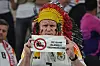 Deutscher Fan mit Schild