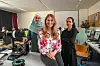 Jule Berens (34) von „105 Viertel“ mit Schülerinnen des Projekts „Grüne Stadtvisionen“.