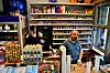 Hier gibt's Bier vom Fass - und wer Eier braucht, wird auch fündig: Hüseyin Yilmaz in seinem Kiosk an der Kochstraße.