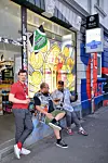 „Onkel Olli‘s“ in Hannovers Nordstadt ist bekannt für seine Bierauswahl: Lukas Nolte (l.) hat den Kultkiosk im April übernommen.
