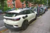 Ein E-Taxi steht an einer Ladesäule.