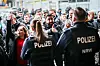 Aufgebrachte Kunden vor der Sparkassenfiliale in Buer