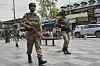 Indische paramilitärische Soldaten patrouillieren auf einem belebten Markt in Srinagar im indisch kontrollierten Kaschmir.