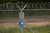 Ein Schild warnt an der Grenze eines Bundeswehrgeländes vor unbefugtem Betreten (Symbolbild).