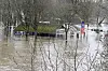Im Restaurant „Siegfähre“ an der Mündung der Sieg in den Rhein steht das Wasser bis unter das Dach.