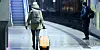 Eine Frau mit einem Koffer am Hamburger Hauptbahnhof. Künftig kommt es auf einer Strecke nach Hamburg zu Umleitungen. (Archivfoto)