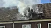 Dichter Rauch dringt aus dem Fenster der Dachgeschosswohnung.