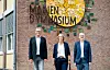 Schulleiter Michael Blömer (l.), sein Stellvertreter Arne Fuchs (r.) und Lehrerin Britta Kassens-Hesener vor dem Schulgebäude.