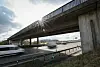 Autos fahren auf der A1 unter einer Autobahnbrücke