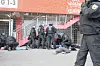 Die Polizei fixiert vor dem Derby St. Pauli-Fans am Boden.
