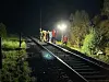 Rettungskräfte stehen an der Unglücksstelle am Bahnübergang bei Manching.