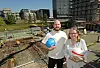 Das Wohnungsbau-Projekt „We-House“ von Archy Nova,im Baakenhafen in der Hafen City Junior-Chef Yannik Hansen-Schütz (31), mit Wohnungseigentümerin Ute Ahnert (64).