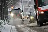 Eine Kehrmaschiene der Stadtreinigung Hamburg räumt Schnee von einem Fahrradweg (Archivbild).