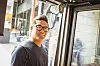 Projektleiter Philip Wong (34) vor dem oben rechts installierten Display des Abbiegeassistenten.