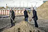 Edeka-Vorstand Martin Scholvin (v.l.n.r.), Wirtschaftssenator Michael Westhagemann und HPA-Geschäftsführer Friedrich Stuhrmann setzten am Mittwoch den symbolischen ersten Spatenstich.