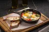 „Shakshuka“ ist eine Tomaten-Paprika-Pfanne mit Eiern (Symbolfoto).