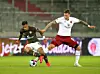 Rodrigo Zalazar im Hinspiel gegen Nürnbergs Manuel Schäffler – St. Pauli will durch einen Sieg in der Rückrunde endlich ins Mittelmaß der 2. Liga.