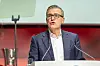 Jan-Christian Dreesen, Vorstandsvorsitzender des FC Bayern München, spricht auf der Jahreshauptversammlung vom Podium aus zu den Mitgliedern