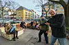 Stefan Köttgen und Jutta Mörstedt (stehend) haben zusammen mit den Nachbarn das Parklet im Eppendorfer Weg geplant.