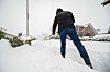 Lieber vorsichtig sein: Schneeschippen kann Rücken und Herz belasten. (Symbolbild)