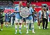 Kevin de Bruyne und Issa Kaboré halten die Community Shield-Trophäe