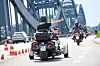 Teilnehmer der Parade fahren auf ihren Motorrädern über die Elbbrücken.