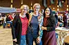 Sabine Ritter, Heike Sudmann und Cansu Özdemir stehen auf dem Landesparteitag der Linken zusammen.