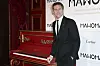 Emmanuel Philibert von Savoyen lehnt sich an ein Klavier.