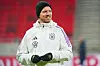 Julian Nagelsmann lächelt mit Mütze auf seinem Kopf