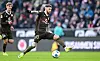 Marcel Hartel dribbelt mit Ball am Fuß