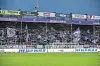 Die Fans in der Ostkurve der Bremer Brücke halten ihre Schals hoch