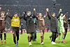 St. Paulis Profis feiern nach dem Sieg gegen Union Berlin vor ihren Fans.