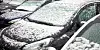 Parkende Autos in Lokstedt sind vom Schnee bedeckt.