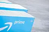 Lkw mit dem Logo von Amazon Prime stehen vor einem Logistikzentrum des Versandhändlers Amazon. (Symbolbild)