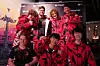 Das Team der Unicorns of Love SE posiert mit ihrem Trainer für ein Foto.