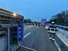 Ein Lkw mit Schlagseite steht auf der A7.
