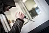Ein Mann demonstriert in der polizeilichen Beratungsstelle, wie Einbrecher Fenster aufhebeln