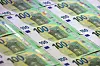 Mehrere 100-Euro-Scheine liegen auf einem Tisch