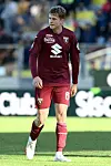 In Tschechien haben es die Kaderplaner nicht so eilig wie die in Deutschland, denn anders als hierzulande ist das Transferfenster dort noch bis zum 22. Februar geöffnet. Wohl auch deshalb stand der Wechsel von David Zima zu Slavia Prag gestern noch immer nicht offiziell fest – der MOPO aber wurde er bestätigt. Der Abwehrmann geht vom FC Turin zu seinem Ex-Klub und nicht nach Hamburg, auch wenn noch mal Gerüchte über eine neuerliche Wende aufkamen und in Tschechien sogar berichtet wurde, dass der HSV das Angebot für eine Kaufoption im Sommer auf sieben Millionen Euro erhöht haben soll. Wie auch immer.Der HSV geht ohne Zima, und womöglich ganz ohne die erhoffte Verstärkung für die Innenverteidigung in die Rückrunde. Bis 18 Uhr sind Wechsel nach Deutschland heute noch möglich – konkrete Anzeichen gab es vorm Deadline Day aber nicht.