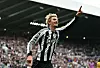 Nick Woltemade (Newcastle United) jubelt über sein Tor im Premier-League-Spiel gegen die Wolverhampton Wanderers im St. James’ Park in Newcastle